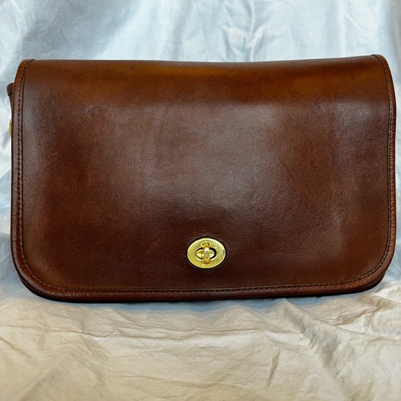 Vintage COACH NYC Classic Pouch Leather Shoulder Bag - No. 147-5201 - Picture 2 of 13